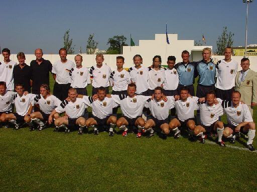 Dieses Bild hat ein leeres Alt-Attribut. Der Dateiname ist gruppenbild-europameister-in-malaga-2003-goldmedaille.jpg