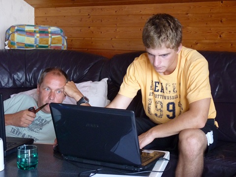 Dieses Bild hat ein leeres Alt-Attribut. Der Dateiname ist michael-am-laptop.jpg