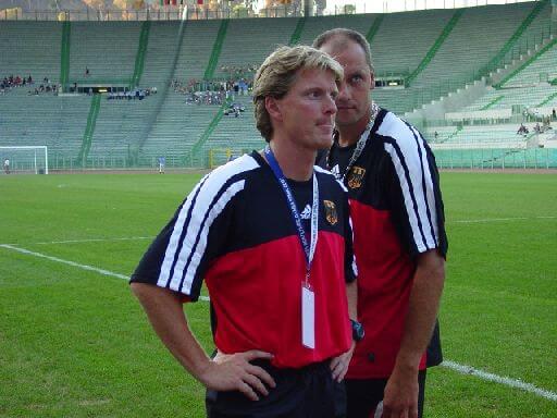 Dieses Bild hat ein leeres Alt-Attribut. Der Dateiname ist mit-trainer-im-stadion.jpg